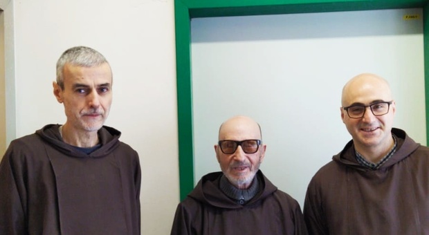 I cappellani dell’ospedale di Torrette: padre Enrico è l’ultimo a destra
