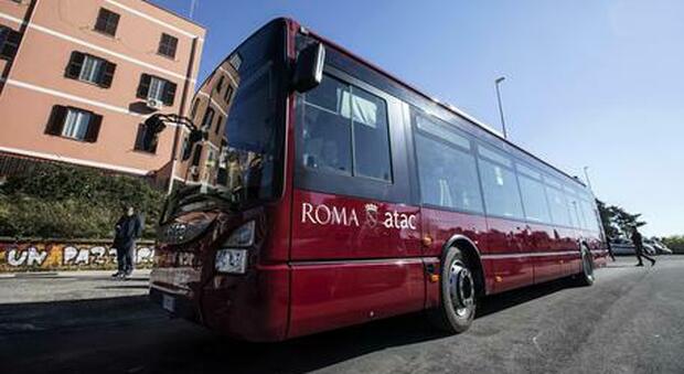 Roma, il trucco degli autisti Atac per lavorare meno: «Rallentiamo i bus»