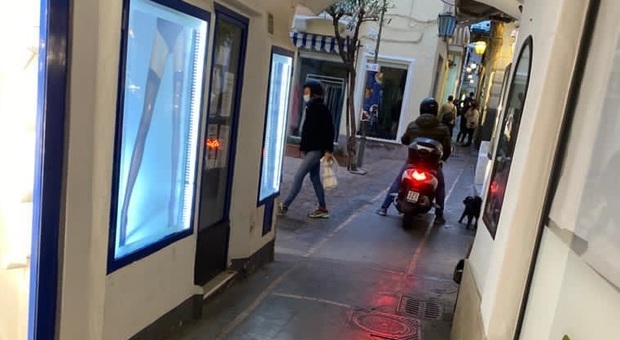 A spasso in scooter in Piazzetta a Capri: multa e mezzo sequestrato