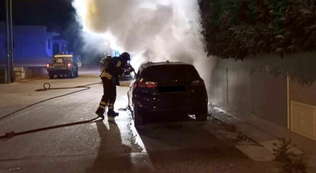 Salento, ennesima auto bruciata nella notte: distrutta dalle fiamme una Ford