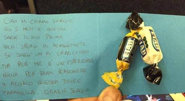 "È il mio primo volo, perdonate i miei capricci": il piccolo Sergio e il bigliettino che intenerisce
