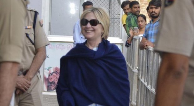 India, Hillary Clinton scivola nella vasca da bagno e si frattura un polso