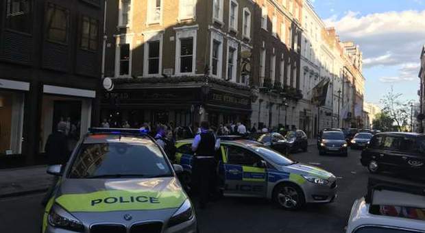 Giallo a Londra: si accascia in strada e muore. La polizia: «S'indaga per avvelenamento»