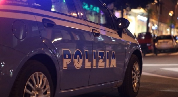 Napoli: spacciatore in auto, soldi e dosi passati attraverso il finestrino