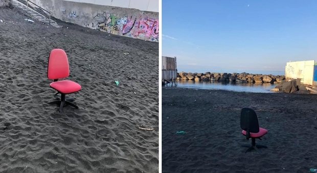 Sorpresa sulla spiaggetta libera di Torre del Greco: sedia da ufficio in riva al mare