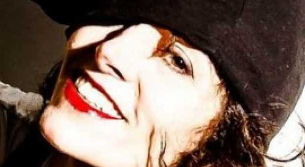 Commosso addio a Betta Imelio, cantante e bassista dei Prozac+: folla ai funerali