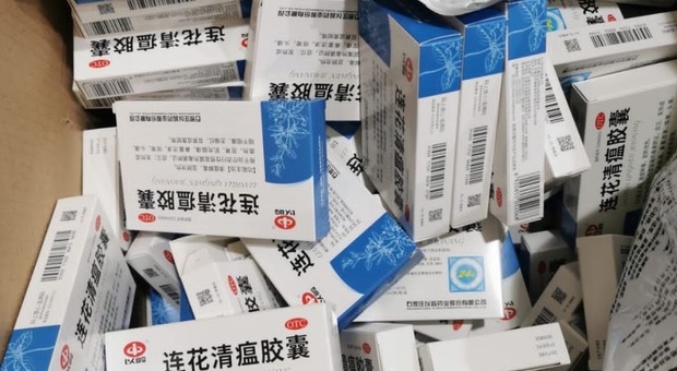 Napoli, sequestrate 3456 pillole «anti-covid» cinesi: blitz e denuncia