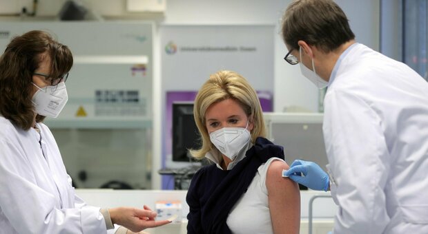 Sette infermiere licenziate in Sassonia: hanno rifiutato il vaccino anti Covid