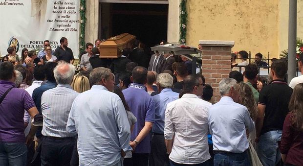 Rieti, dolore e commozione ai funerali di Donati e della figlia Tumulati a Poggio Fidoni