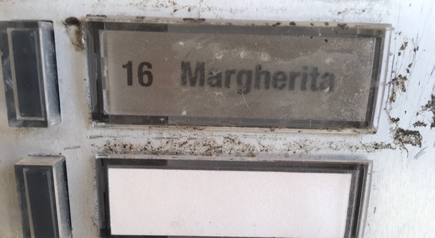 Sul campanello l'indicazione Margherita, anche se l'appartamento è dell'associazione I Popolari