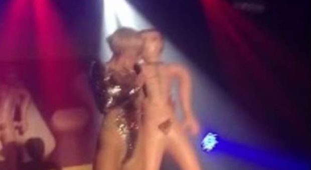 Miley Cyrus, sesso orale con un sextoy gonfiabile sul palco durante il concerto