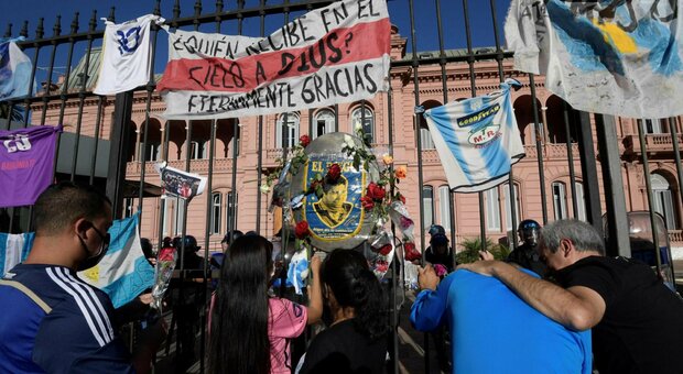 Maradona, funerali in Argentina: un milione di tifosi in strada, poi la sepoltura vicino mamma e papà