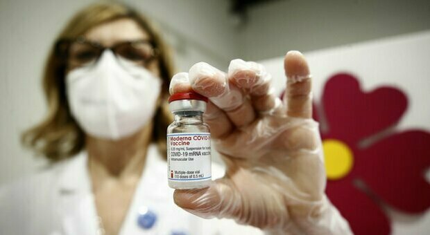 Vaccino Lazio, da giovedì prenotazioni per prof e bidelli: «Entro l'estate 2 milioni di immunizzati»