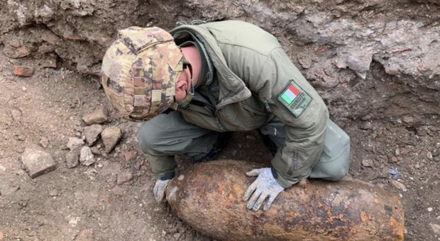 Un operaio di Capraia ha trovato una bomba della 2^ guerra mondiale e l'ha portata in un pollaio