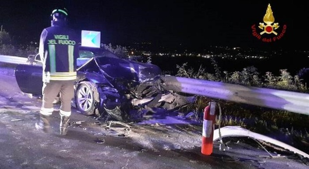 Taranto, incidente frontale tra due auto nella notte: tre morti e un ferito