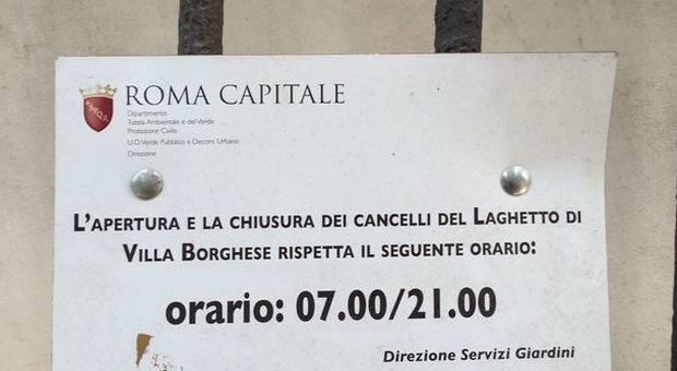 Roma, villa Borghese aperta fino alle 21: ma la guardia giurata chiude i cancelli alle 18