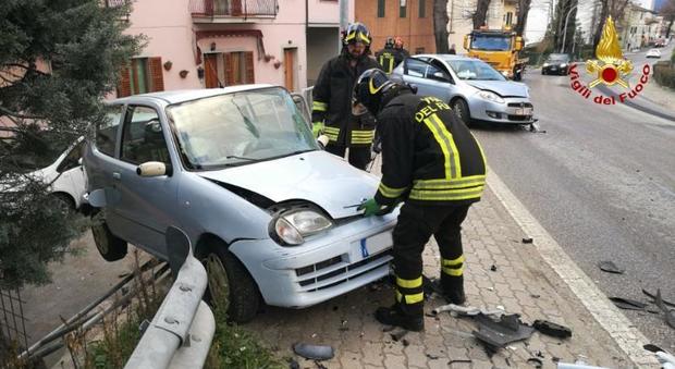 Castelplanio, violento frontale: una delle due auto in bilico sulla scarpata