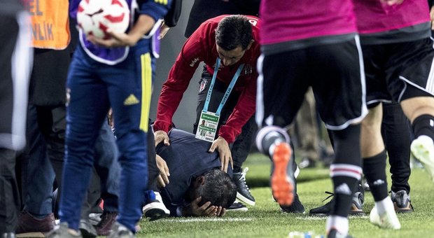 Fenerbahce-Besiktas sospesa per incidenti: ferito il tecnico Gunes