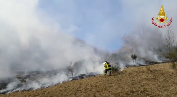 Sassoferrato, incendio minaccia il borgo: i vigili del fuoco intervengono con i barili