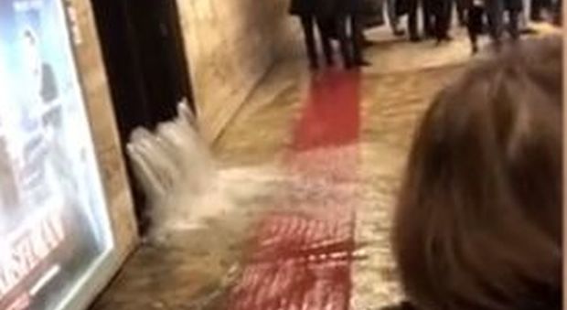 Bomba d'acqua su Roma, metro A allagata e strade sommerse