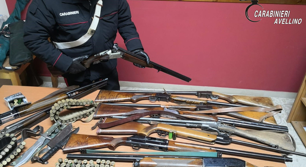 Fucili, pistole e munizioni in casa e in auto senza licenza: denunce