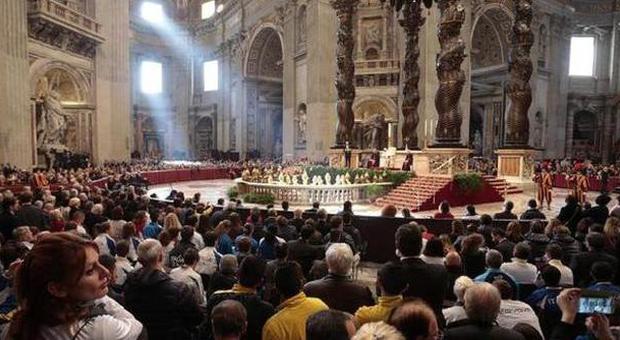 Natale, Papa Francesco a San Pietro "Il mondo ha bisogno di tenerezza"