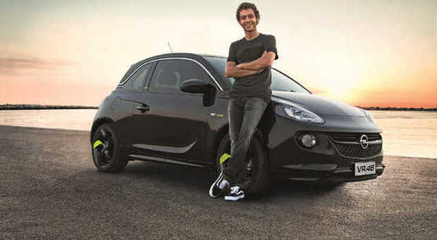 Valentino Rossi con la speciale versione della Opel Adam a lui dedicata