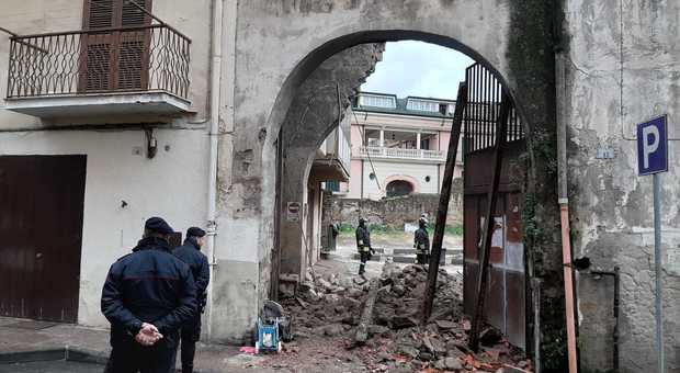 Voragine si apre e crolla palazzo, choc nel Napoletano: niente feriti