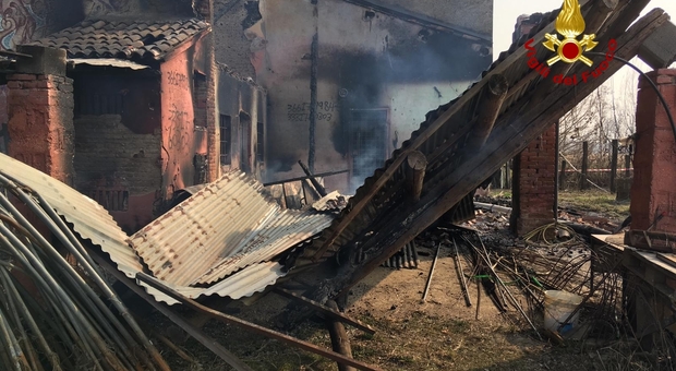 La casa colonica dopo l'incendio che l'ha distrutta