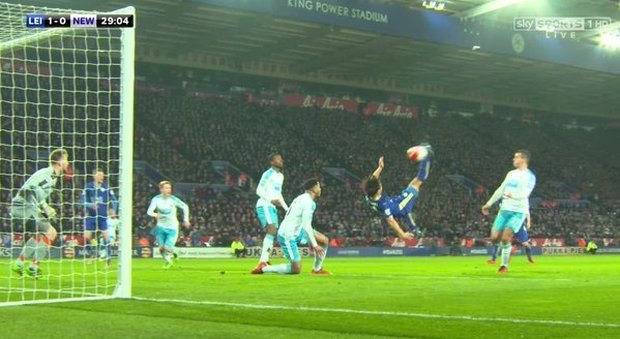 Okazaki del Leicester City esegue alla perfezione una rovesciata vincente contro il Newcastle