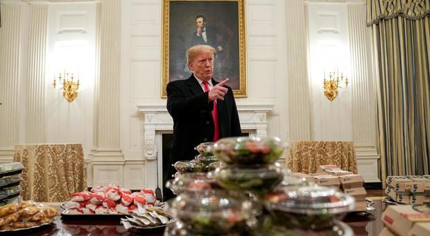 Trump, cena «fast food» alla Casa Bianca: 1000 hamburger, pizza e patatine fritte