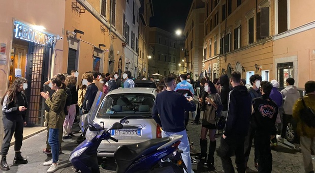Movida a Roma, Trastevere senza regole: assembramenti e giovani senza mascherina