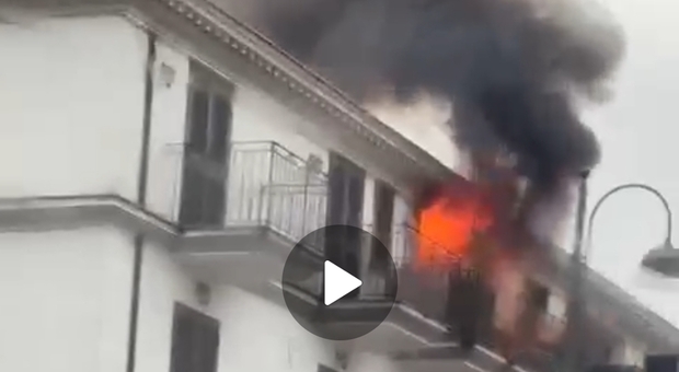 Incendio a Casal di Principe, evacuato palazzo, in salvo migranti occupanti