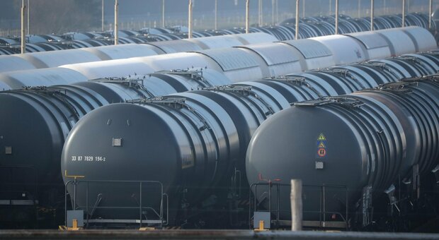Ucraina, navi cariche di Gnl dagli Usa per svincolare l'Europa dal gas russo: cosa prevede l'accordo con Biden