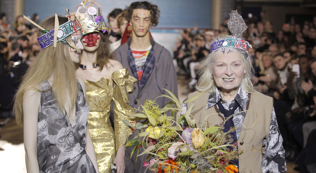 Vivienne Westwood, morta la stilista inglese regina della moda britannica: aveva 81 anni