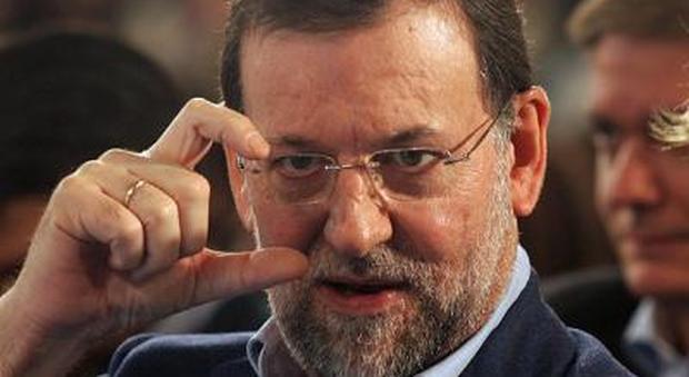 Spagna, Rajoy aggredito in strada: un uomo lo prende a schiaffi e i passanti gridano "bravo" Video