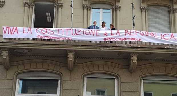 Roma, «Viva la Costituzione»: a via del Tritone spunta lo striscione a sostegno di Mattarella