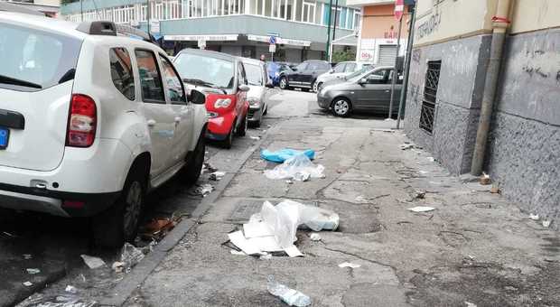 «Immondizia e parcheggiatori abusivi, la vergogna del mercatino di Antignano»
