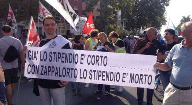 Comune in sciopero, i dipendenti consegnano lettera a Napolitano