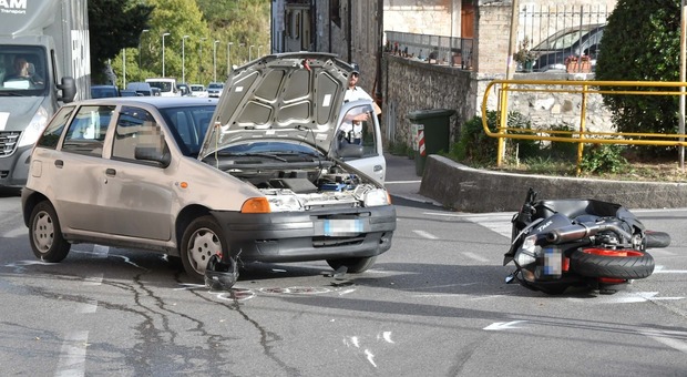Ascoli, va a sbattere con lo scooter all'incrocio: trasportato con l'eliambulanza all'ospedale regionale
