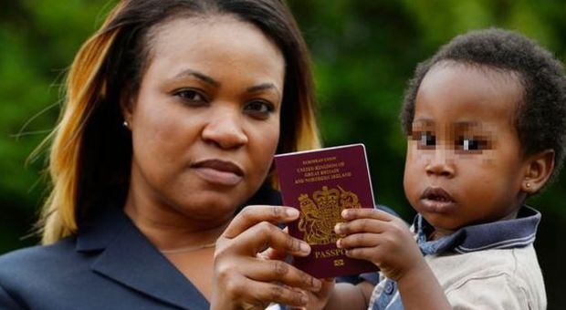 Il bimbo di 20 mesi "potenzialmente pericoloso": le autorità non gli rilasciano il passaporto
