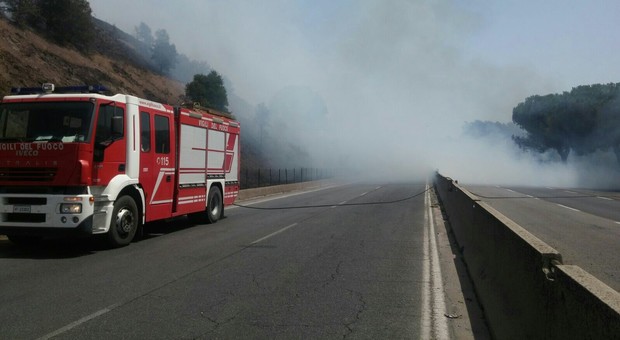 Ancora un incendio sulla Pontina, strada bloccata all'altezza di Aprilia
