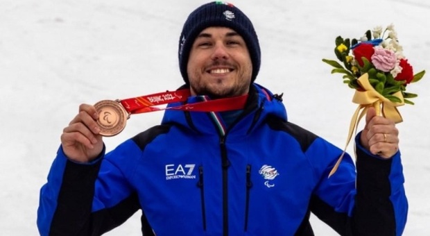 Renè De Silvestro con la medaglia di bronzo vinta nello slalom speciale della categoria sitting