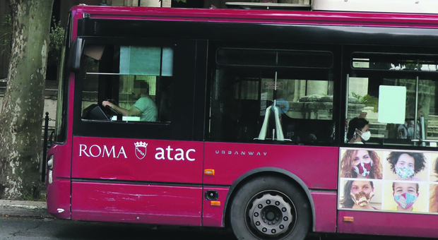 Roma, aggressione su un bus dell'Atac: passeggero litiga con l'autista, spacca il vetro con un pugno e fugge