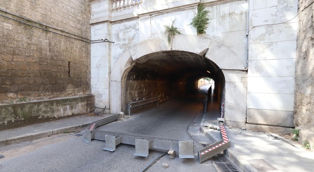 Reggia di Caserta, nuovi lampeggianti per evitare Tir incastrati al Ponte di Ercole