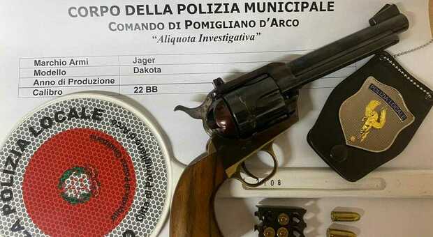 Movida a Pomigliano, arrestato 18enne e denunciato minorenne: in giro con una calibro 22