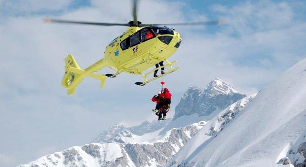 Sciatrice non vedente ferita in pista: soccorsa dal nuovo elicottero H145