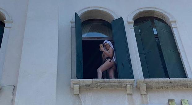 Turista "in mostra" alla finestra dell'hotel a due passi da San Marco