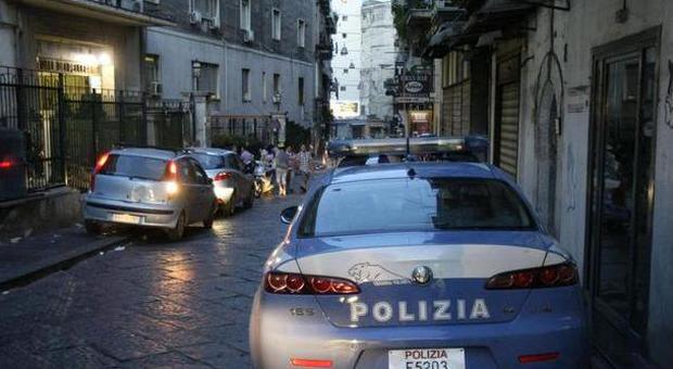 Notte di terrore nel cuore di Napoli: banda ​su scooter spara all'impazzata, un ferito