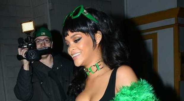 Rihanna e l'outfit sbagliato: in stile Grinch agli Iheart radio Music Awards